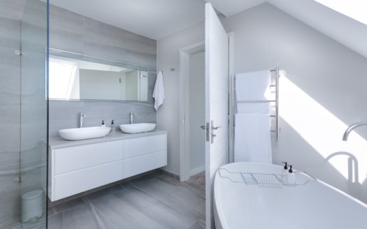 łazienka o białych ścianach ze szklaną kabiną prysznicową, po remoncie przez firmę budowlaną MM Bujak