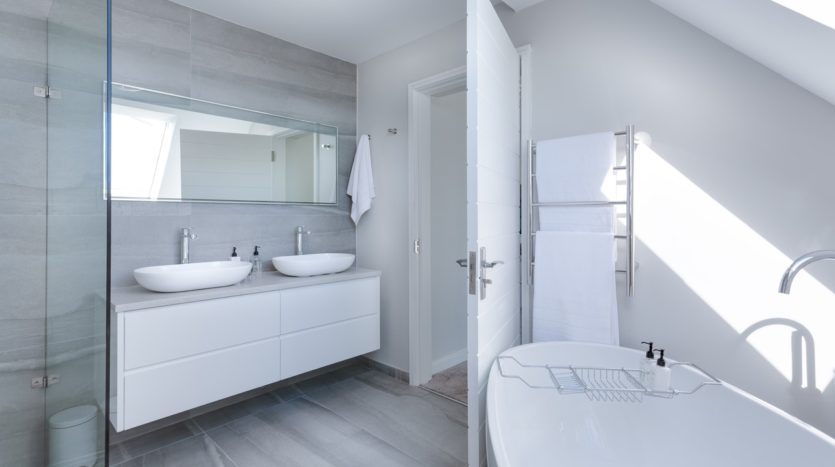 łazienka o białych ścianach ze szklaną kabiną prysznicową, po remoncie przez firmę budowlaną MM Bujak