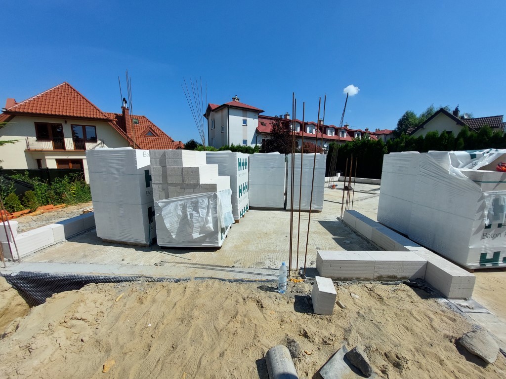 bloczki fundamentowe przygotowane do budowy domu przez firmę budowlaną MM Bujak