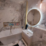podświetlane okrągłe lustro nad umywalką w łazience po remoncie przez firmę budowlaną MM Bujak
