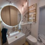 podświetlane okrągłe lustro nad umywalką w łazience po remoncie przez firmę budowlaną MM Bujak