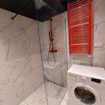 szklana kabina prysznicowa w toalecie wykończonej przez firmę budowlaną MM Bujak